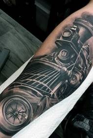 brazo blanco y negro realista viejo tren y ver patrón de tatuaje