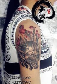 brazo feminino como a tatuaxe