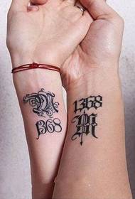 Tatuaje de letra de moda no muñeco