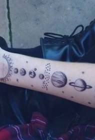naoružajte dobar crni različit uzorak planeta za tetovažu