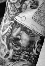 ақ-қара шынайы күлкілі жауынгер портреттік тату-сурет үлгісі