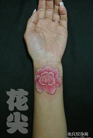 djevojački zglob je dobro izgledajući cvjetni cvjetni uzorak tetovaža
