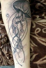 Цяля татуіроўкі еўрапейскай цяляткі на малюнку татуіроўкі чорных медуз