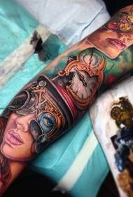 Ziedu rokas krāsa noslēpumainas sievietes portreta tetovējums