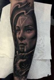Paže černé šedé kmenové ženy s tetováním vzorem