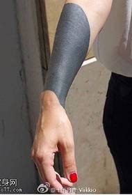 Håndled sortgrå tatoveringsmønster