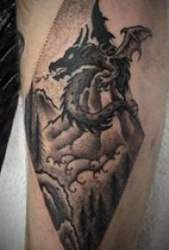 ダイヤモンドとドラゴンのタトゥーの写真のヨーロッパの子牛のタトゥーの男性シャンク