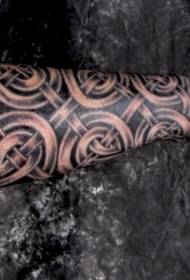 arm koelgrys Keltiese knoop-dekoratiewe tatoeëringpatroon