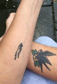 lastavice i cvijeće uzorak tetovaža dječaka držite se na slikama lastavica i cvijeća