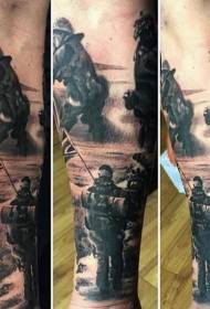 braç patró de tatuatge de soldat negre molt realista