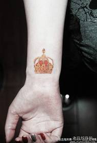 nadgarstek dziewczyna mały i wykwintny wzór tatuażu korony