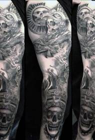 braccio teschio di demone bianco e nero e motivo tatuaggio statua
