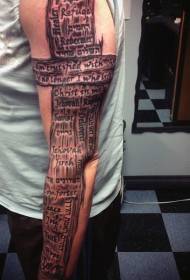腕の木製の十字架と手紙のタトゥーパターン