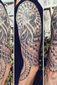 Nagy fekete-fehér törzsi totem polip tetoválás mintával