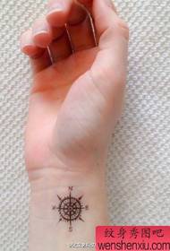 Работи татуировка на компас на китката на жените