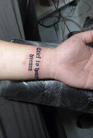 Jiиуаџија игли кунгфу тетоважи покажуваат дела: зглоб англиска азбука шема на тетоважа