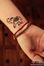 여성 손목 코끼리 문신 패턴