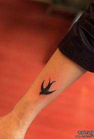 一款女性手腕燕子纹身图案