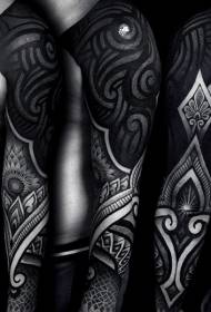 руку Личност црних различитих племенских узорака тетоважа накита