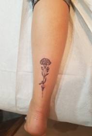 liten frisk kvinnelig tatoveringsfigur jentekalv på svart blomstertatoveringsbilde