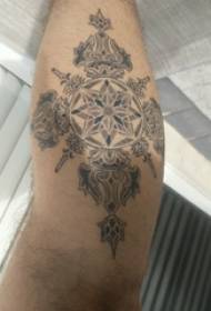 Geometrijski muški dio tetovaže na maloj svježoj geometrijskoj slici tetovaže