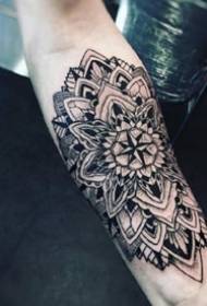 pictiúir de phictiúir tattoo fanaile Mandala ar an lámh