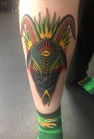 Tête de mouton tatoué mâle sur une image de tatouage de tête de mouton de couleur
