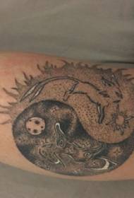 Taiji thashetheme modeli tatuazh shank mashkull në fotografinë e zezë të tatuazheve thashethemet Taiji