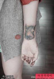 el tatuaje del tatuaje de la esfinge de la muñeca de una mujer es compartido por el tatuaje