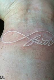 imagem de tatuagem de letra infinita branca invisível de pulso