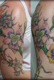 naoružajte lijep šareni cvjetni uzorak tetovaža