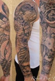 Brazo tigre negro de estilo asiático luchando contra la gran serpiente y el patrón de tatuaje de calavera