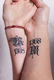 tyylikäs pari kirjainta tatuointi ranteessa