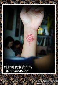 ang pulso ng babae ay maselan at pinong totem lotus tattoo pattern
