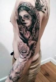 Meksikolainen tyyli Musta naisen muotokuva pistoolilla ruusulla ja susi-tatuointikuviolla