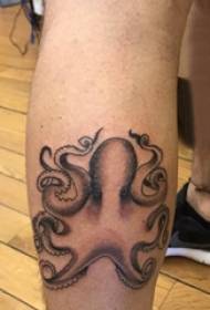 черная татуировка осьминога кальмар на живой татуировке осьминога
