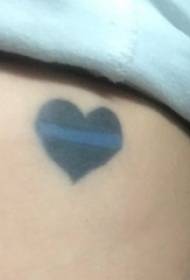 vija evropiane e vijëzës së tatuazhit të vajzës mbi figurën e tatuazhit të zemrës së zezë