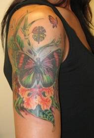 Zielony motyl i kwiatowy wzór tatuażu