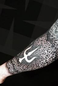 lengan Bunga hitam dan putih yang cantik dengan pola tato trisula