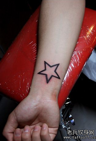 Tunjukan tato bar nyaranake pola tato lima arah bintang kanthi pergelangan tangan