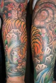 arm asiatisk tiger og blomster tatoveringsmønster