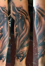 Ramiona efektownego wzoru tatuażu z czarnego jesionu rekina młota