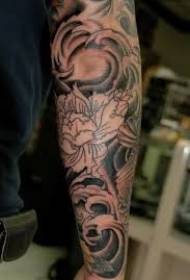 Modèle de tatouage de vague de bras de style asiatique noir et blanc grande fleur