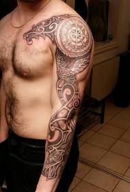 Arm Brown drevni ukrasni uzorak tetovaže