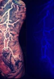 splendidu leone gris neru cù un mudellu di tatuaggi fluorescenti di fulmini