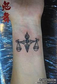 menina pulso um padrão de tatuagem símbolo Libra clássico