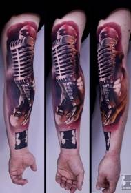 Novlerneja muzikisto kun mikrofono tatuaje ŝablono