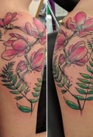 女生手臂上彩色渐变植物素材花朵纹身图片