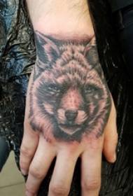 Cánh tay của cô gái trên màu đen xám phác họa điểm gai kỹ thuật hình xăm đầu sói