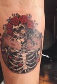 男生手臂上彩绘水彩素描创意骷髅花朵纹身图片